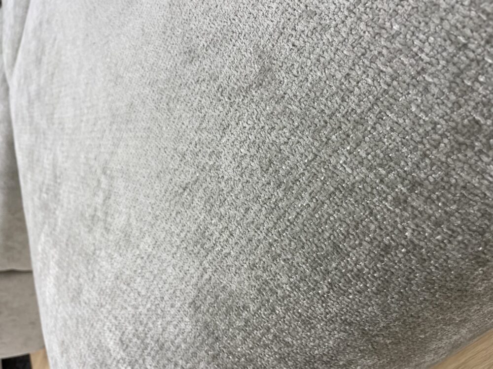 Sohva Moss bukleekankaalla ja kaarevilla muodoilla
