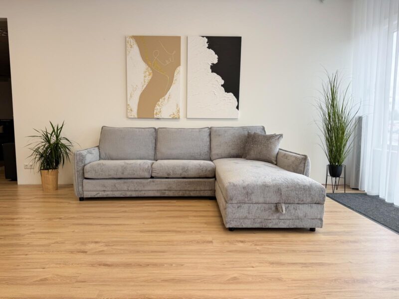 Divaanivuodesohva patjalla