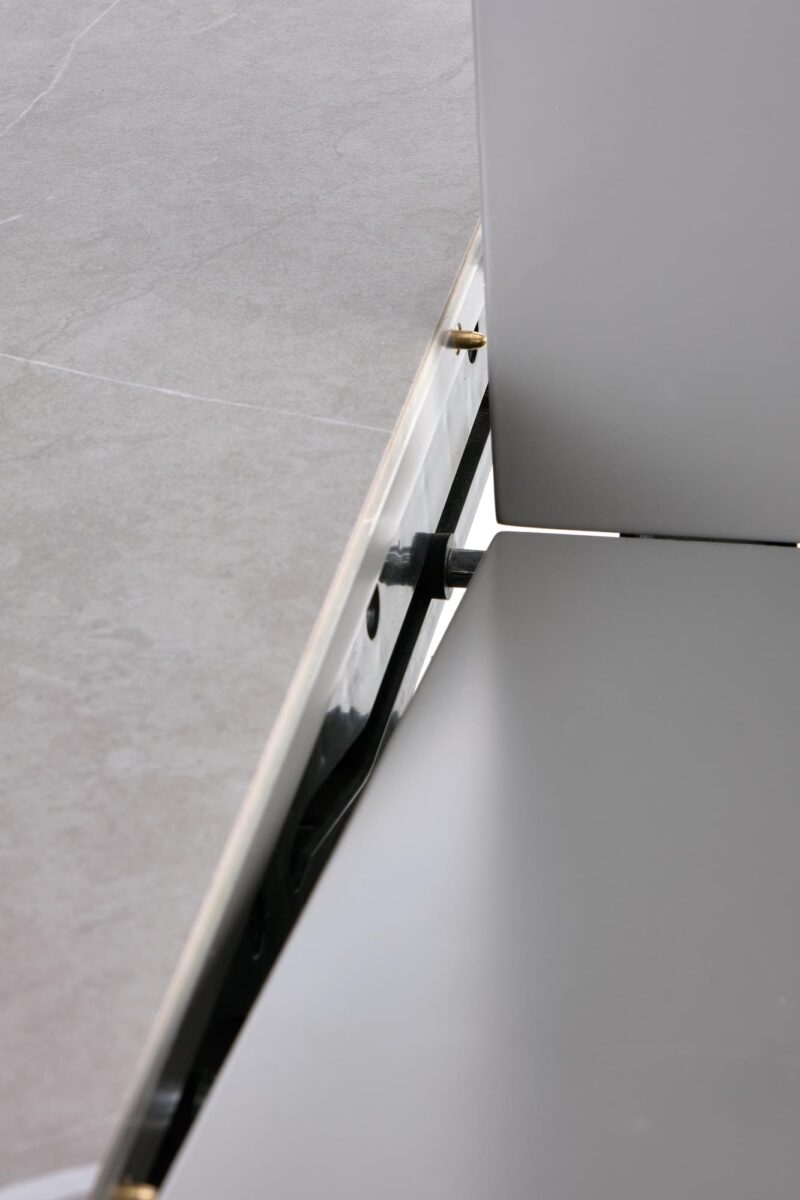 Ruokapöytä MUSVIN, harmaasta kristallista