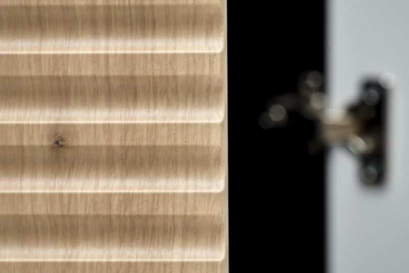 Kaappi MURAVON S-1, käsityö tammi / musta