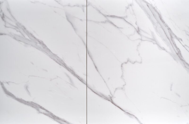 Pidentävä ruokapöytä OSMIR, valkoinen marmori / musta