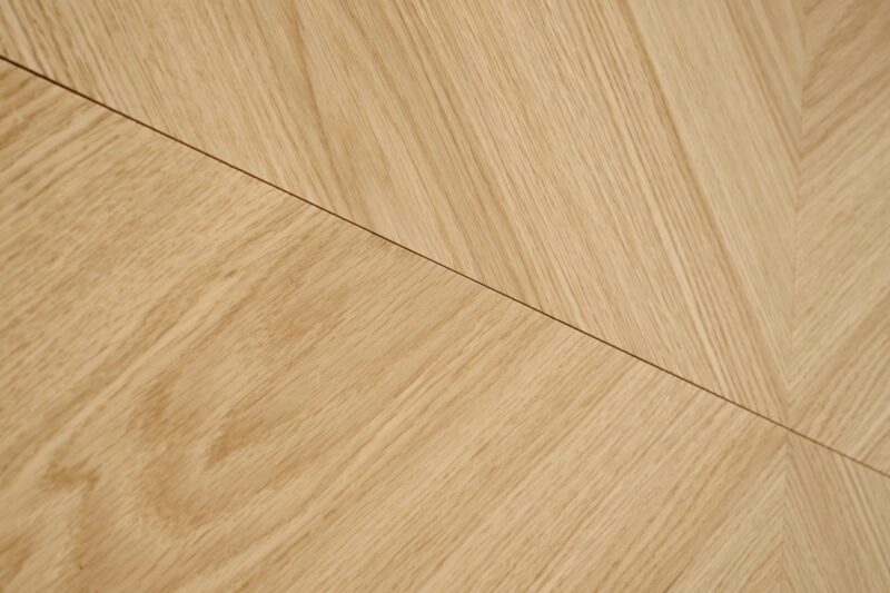 Ruokapöytä EDMIRON, vaaleaa tammea / musta