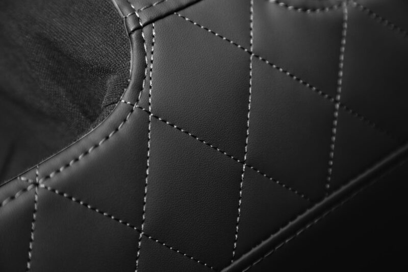 Hierontatuoli SOLARON, musta / kultaa