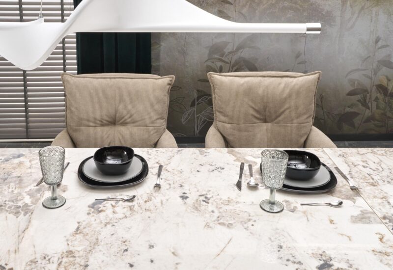 Pidennettävä Ruokapöytä FERNANDO, valkoinen marmi / musta