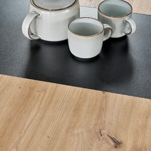 Pidempi ruokapöytä NAVESSA – musta / tammilaminaatti