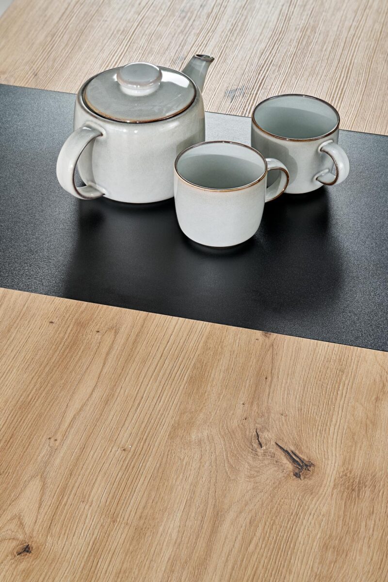 Pidempi ruokapöytä NAVESSA – musta / tammilaminaatti