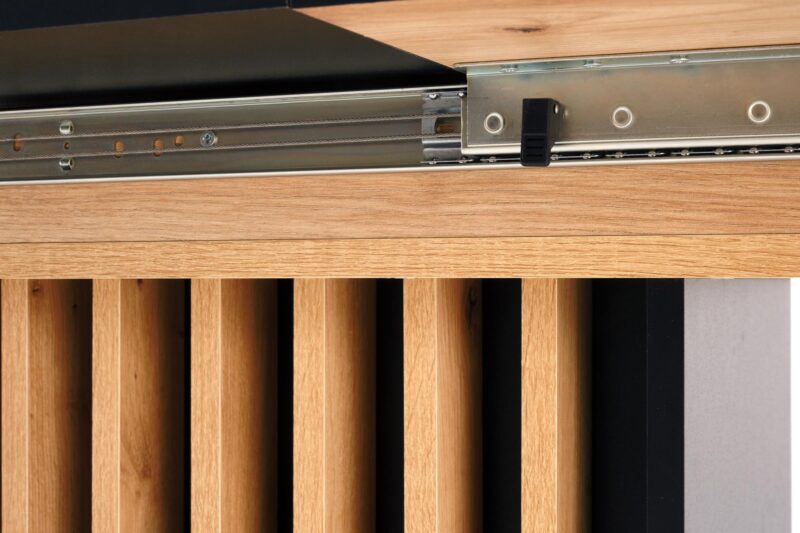 Pidempi ruokapöytä NAVESSA – musta / tammilaminaatti