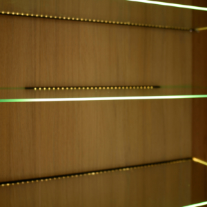 Tamminen vitriinikaappi BRUNO 72 lasiovella