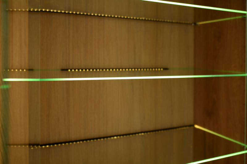 Tamminen vitriinikaappi BRUNO 72 lasiovella