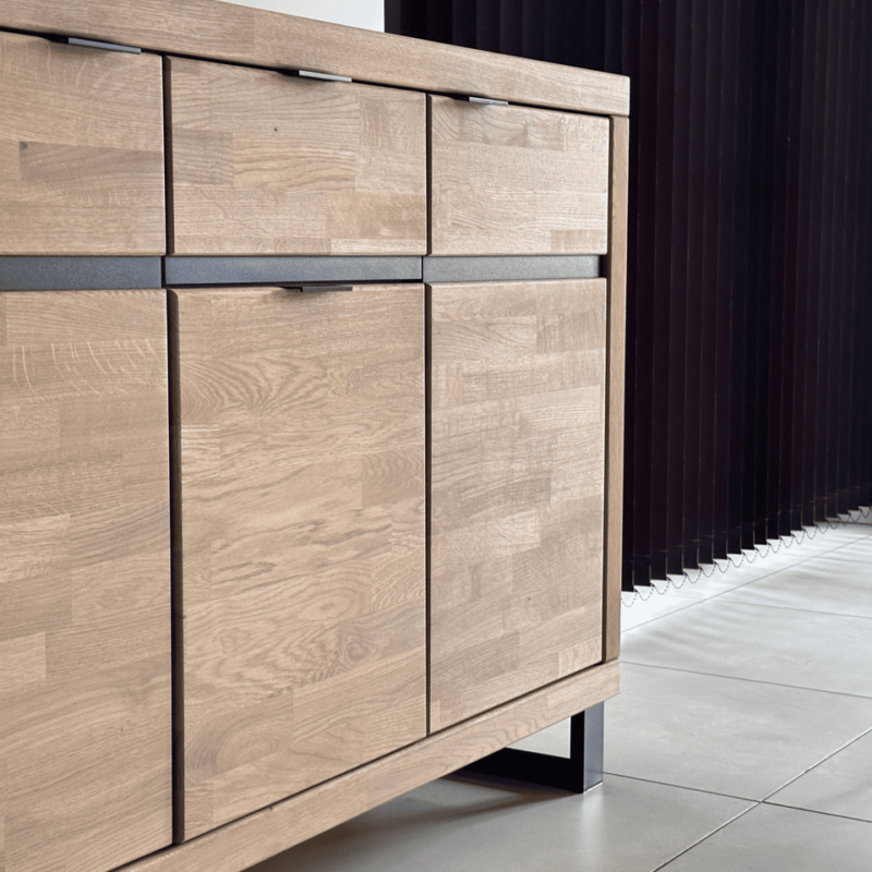 Tammiwoodista valmistettu Mono LOFT 32 kommode.