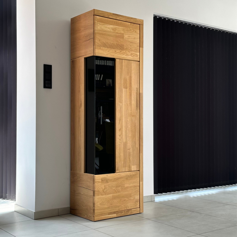 Tammi puusta valmistettu vitriini kaappi RARO 91 sävylasilla