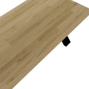 Tamminen ja metallinen ruokapöytä ristijaloin