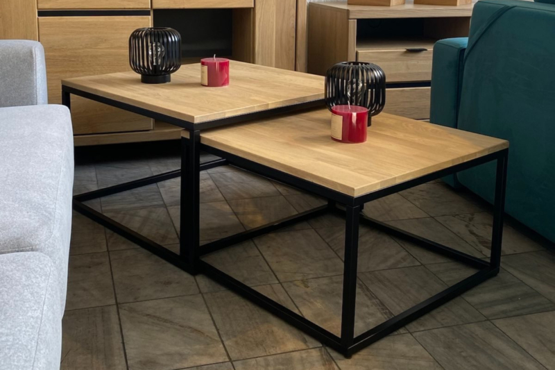 KONGO-sarjan tammipuusta ja metallista valmistettu sohvapöytäsetti