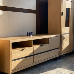 Tammi-puusta TV-kaappi Mono Loft 01