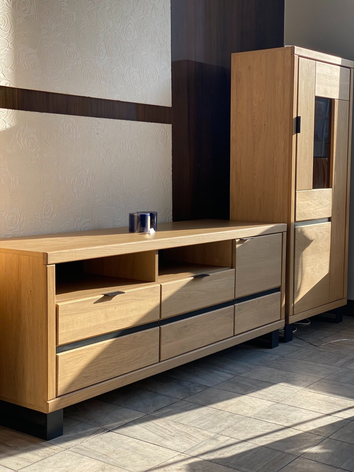 Tammi-puusta TV-kaappi Mono Loft 01