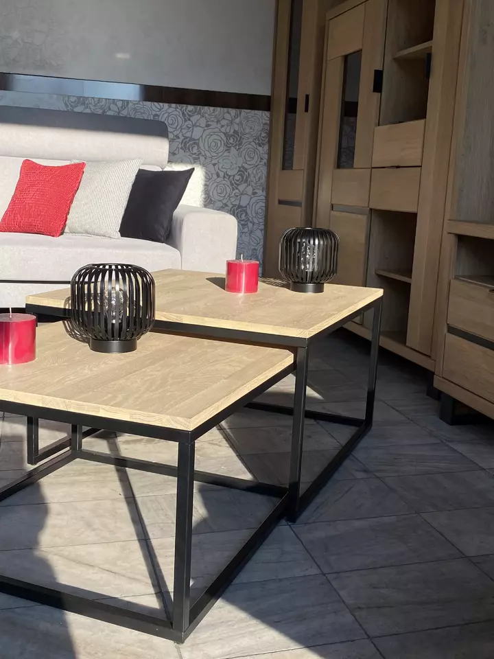 KONGO-sarjan tammipuusta ja metallista valmistettu sohvapöytäsetti