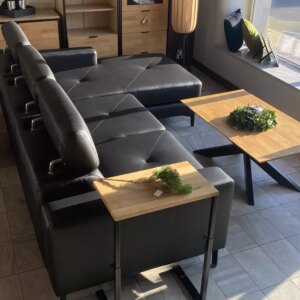 Säädettävä puu- ja metallipöytä