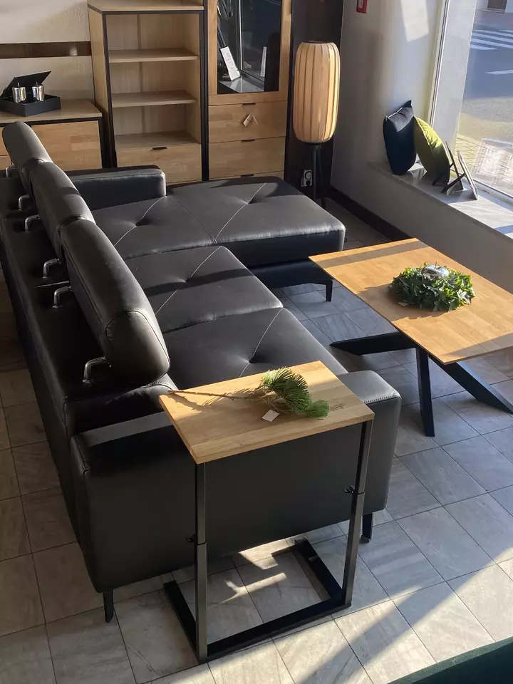 Säädettävä puu- ja metallipöytä