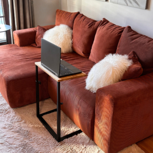 Säädettävä puu- ja metallipöytä