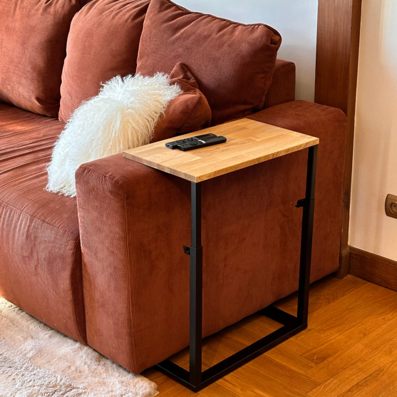 Säädettävä puu- ja metallipöytä