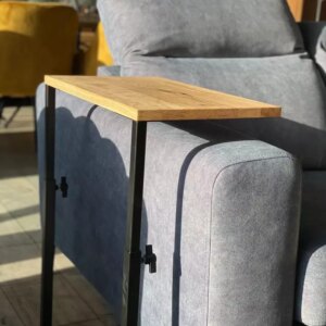 Säädettävä puu- ja metallipöytä