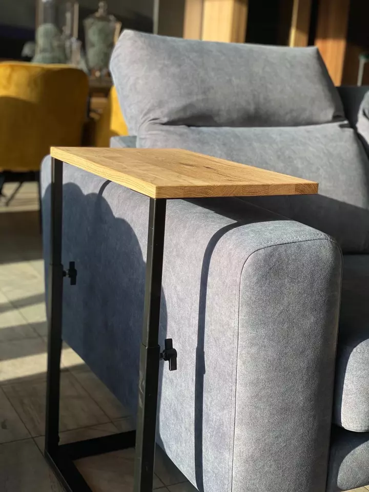 Säädettävä puu- ja metallipöytä