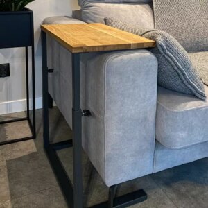 Säädettävä puu- ja metallipöytä